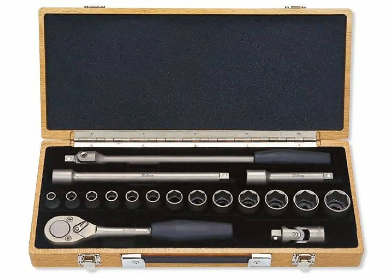Titanium Penta-Drive 18 Piece 6-Point Metric Socket set  8-27mm